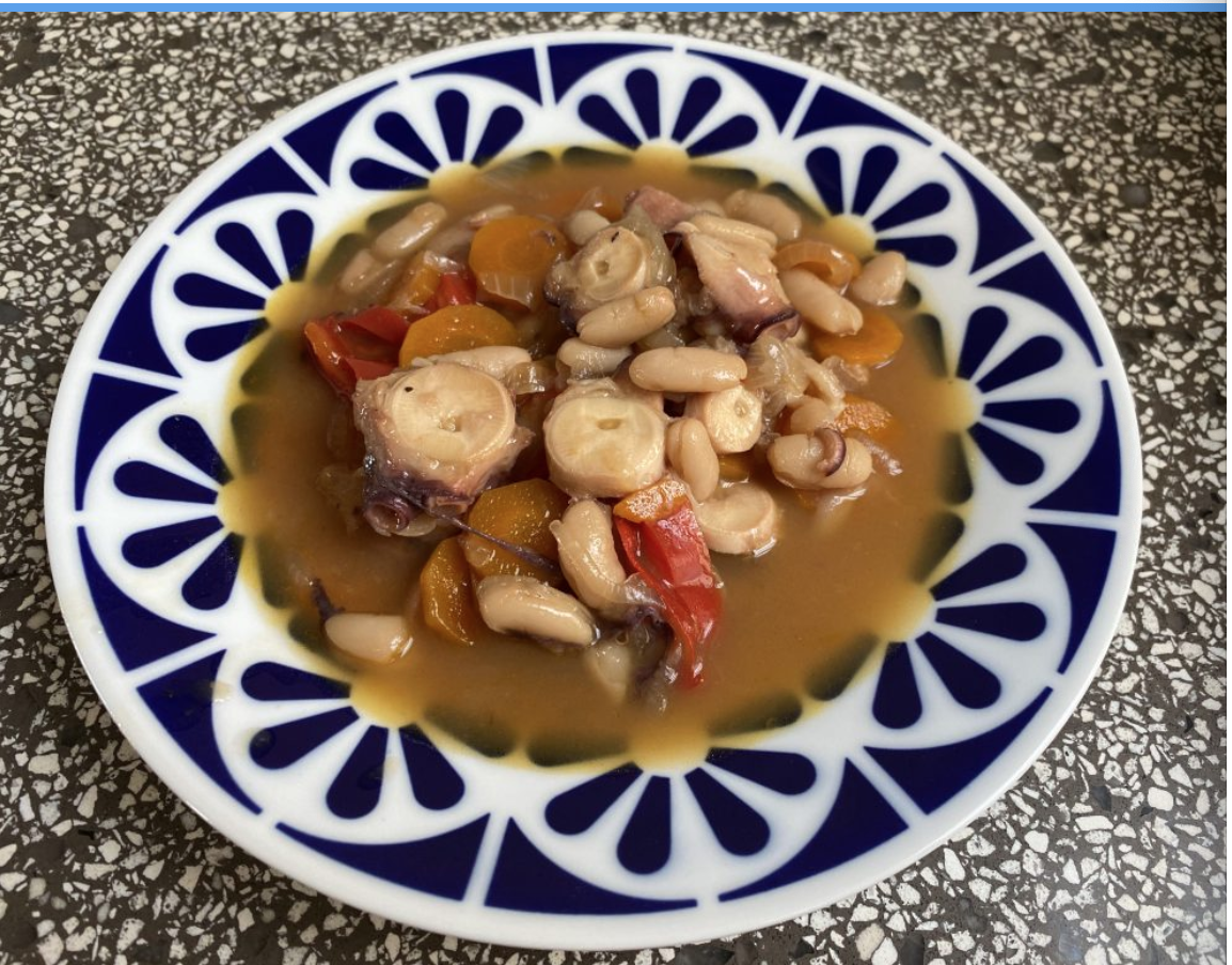 Ensalada de pimientos asados, atún y huevo con habichuelas blancas secas con pulpo.